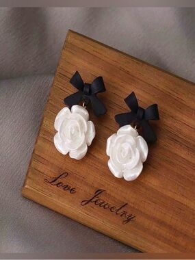 💎 White Camilla Flower Drop Earrings with Black Bow 💎